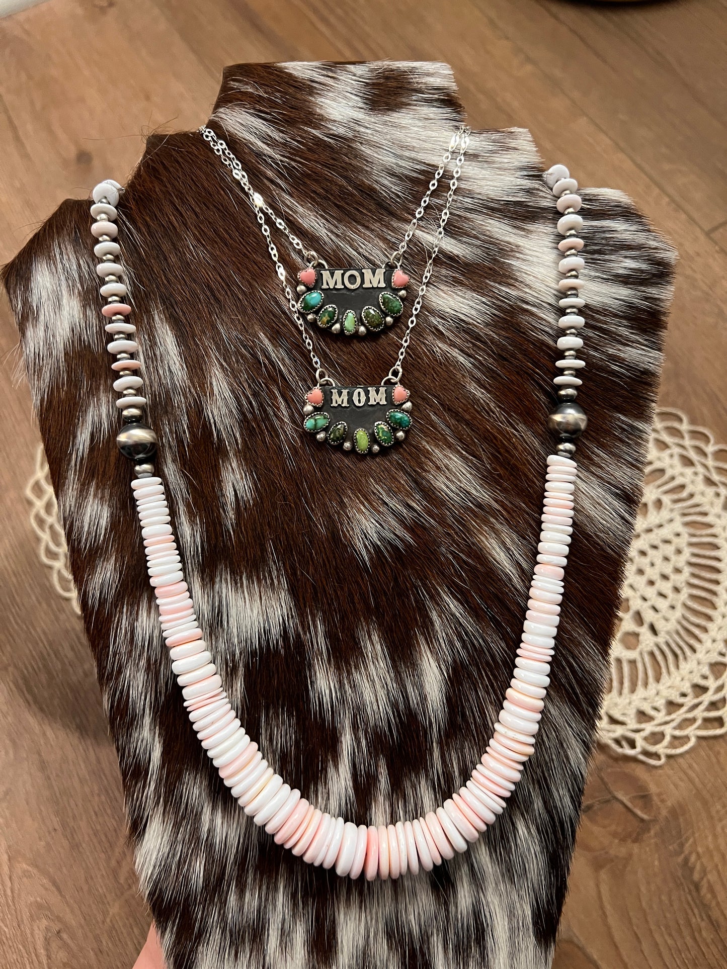 Western letter MOM necklace