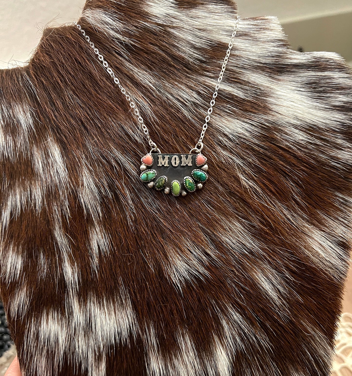 Western letter MOM necklace