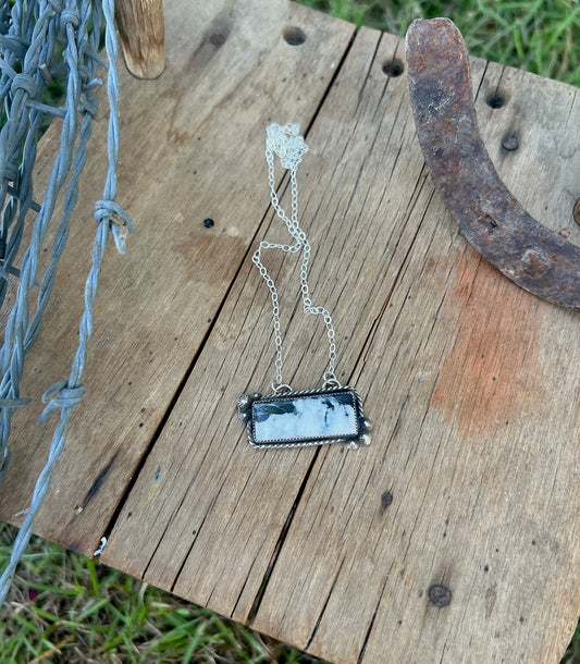 The Bea Bar Necklace